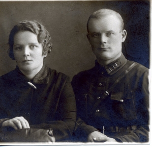 С женой, Саратов 1932