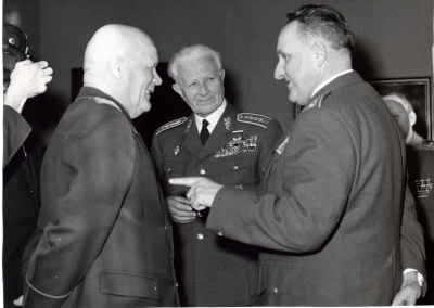 с генералом Людвигом Свободой (в центре) ,1962